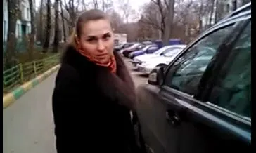 Девушки ругаются во дворе
