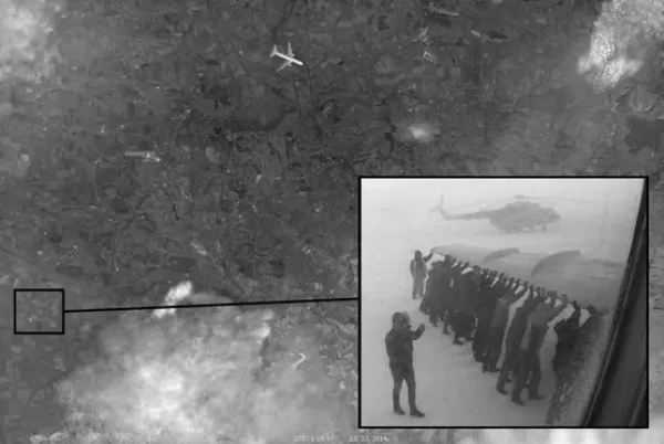Сеть взорвали фотожабы на россиян, толкающих самолет в Игарке Сеть взорвали фотожабы на россиян, толкающих самолет в Игарке