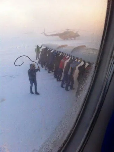 Сеть взорвали фотожабы на россиян, толкающих самолет в Игарке Сеть взорвали фотожабы на россиян, толкающих самолет в Игарке