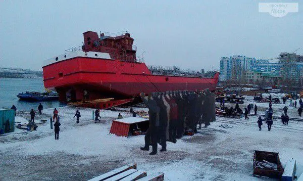 Сеть взорвали фотожабы на россиян, толкающих самолет в Игарке Сеть взорвали фотожабы на россиян, толкающих самолет в Игарке