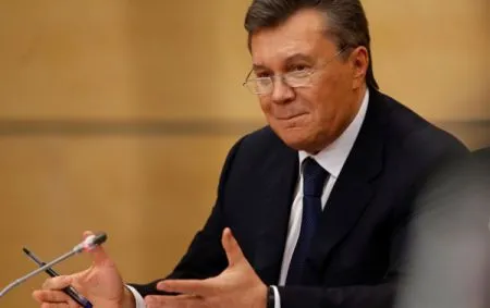 После бегства Януковичу и Азарову продолжали выплачивать пенсии – СМИ