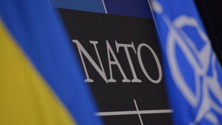 НАТО: К украинской границе движутся российские войска
