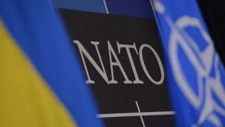 НАТО: К украинской границе движутся российские войска