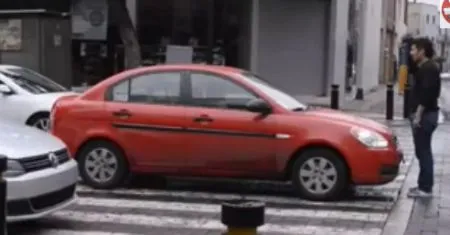 Учитель на пешеходном переходе