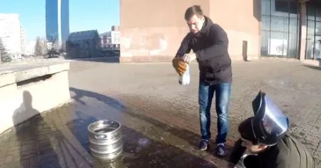 Взрыв большой бутылки с жидким азотом