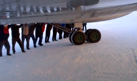 Пассажиры толкают самолет