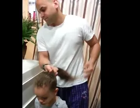 Когда папа делает дочке прическу