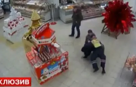 Покупатели набросились на ДПСника