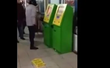Мужик забирает выигрыш
