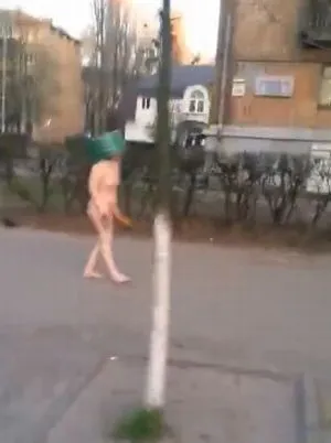 Девушка куда то пошла с ведром на голове