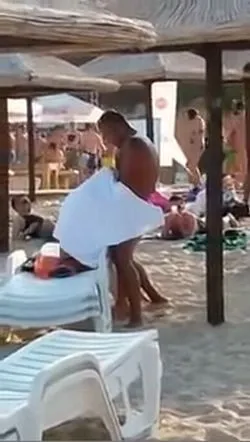Девушка делает приятное прямо на пляже :)