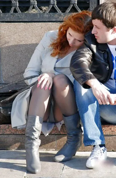 По шпионим немного за девушками