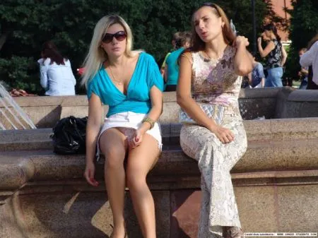 По шпионим немного за девушками