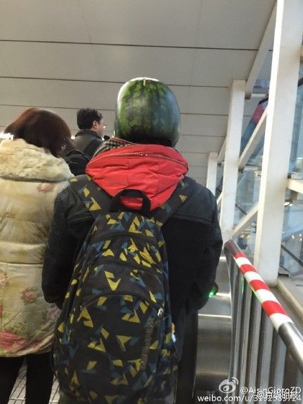 Человек-арбуз в китайском метро