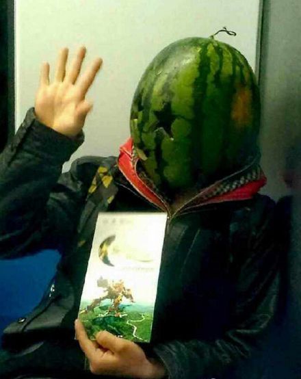 Человек-арбуз в китайском метро