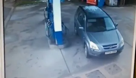 Женщина не может заправиться