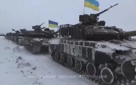 В Сети появились видео украинских танков, направляющихся в аэропорт Донецка