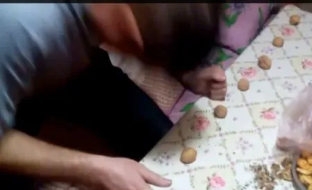 А вы умеете орехи лбом колоть?