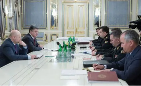 Силы АТО прочно удерживают позиции на всей линии фронта - Порошенко