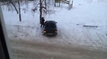 Жительница Ангарска кувалдой передала привет владельцу автомобиля