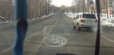 Авто-курица на дороге Хабаровска