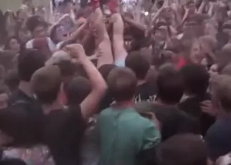 Самый неудачный прыжок певицы в толпу