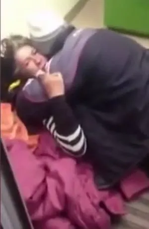 Пара занялась этим в отделении Сбербанка