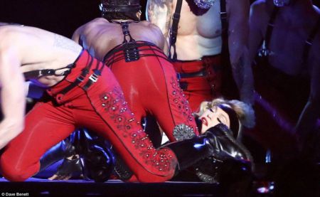 Дотанцевалась. Мадонна упала со сцены прямо во время концерта