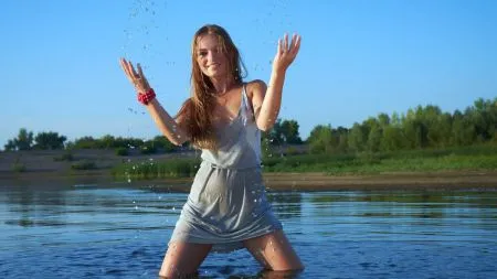 Девушки, мокрые красотки на фото
