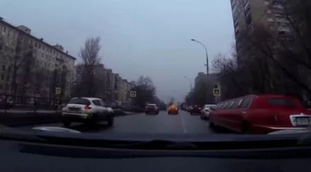 Мужик блюёт из машины на ходу