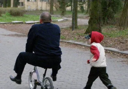 Отцы дурачатся и впадают в детство