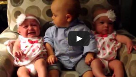 Малыш в шоке от близняшек