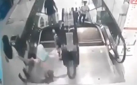 Девочку зажало эскалатором
