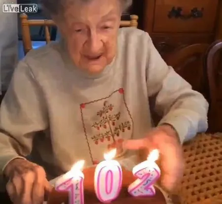 Задувать свечи на торте в честь своего 102-летия - опасная затея