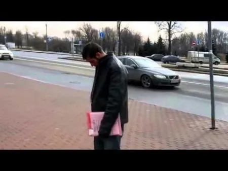 Пьяный мужик уснул стоя