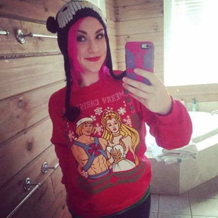 Девушки из соцсетей в рождественских свитерах