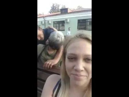 Девушке решила сделать селфи на необычном фоне