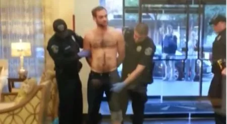 Полицейский принял хозяйство преступника за пистолет