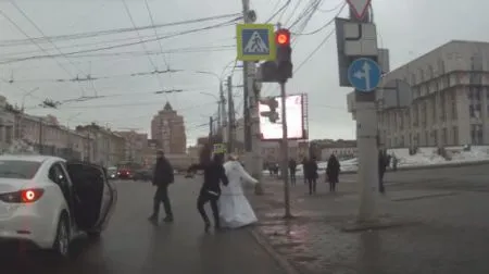 В Туле невеста отхлестала жениха букетом и сбежала из-под венца