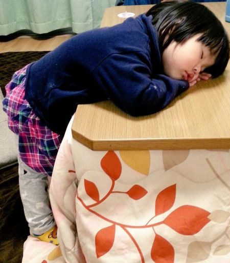 Японские дети уснувшие в смешных позах
