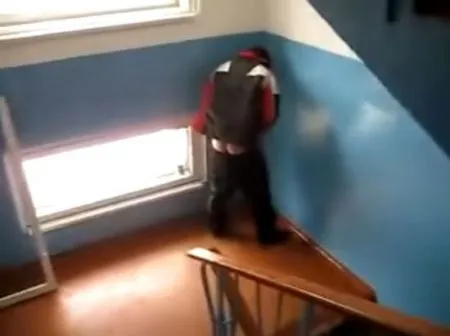 Спалился в подъезде