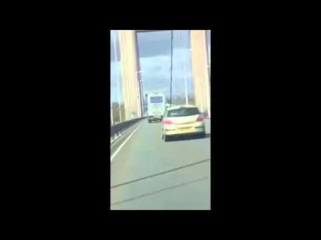 Сильный ветер сдул грузовик
