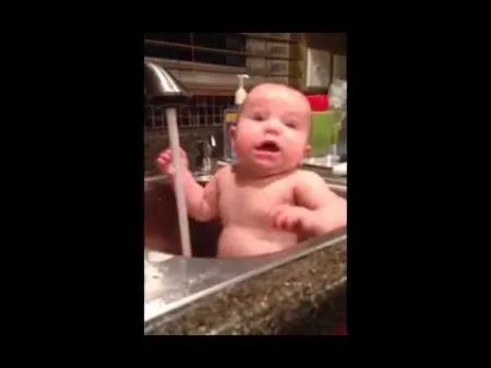 Напор воды не дает малышу покоя