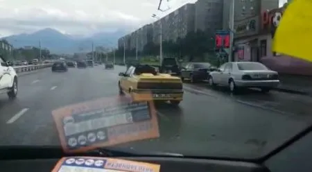 В дождь на кабриолете