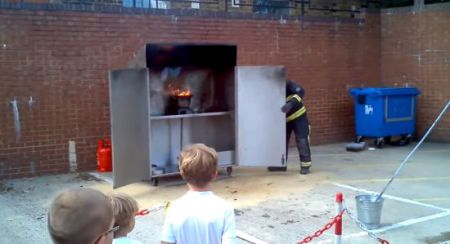 Пожарные показали детям, что будет, если тушить горящий жир водой