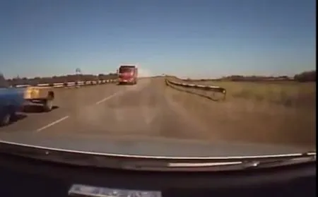 Лом вылетел в капот