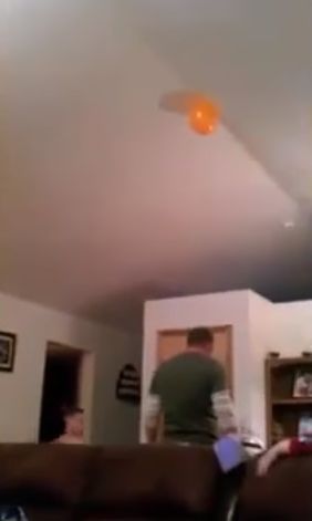Папа знает как достать шарик с высокого потолка