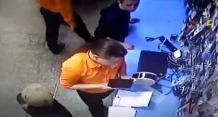 Парень вставил ножницы в розетку