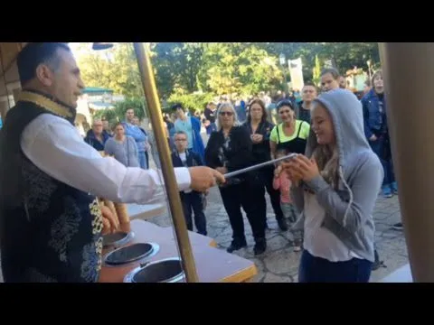 Мороженщик прикалывается