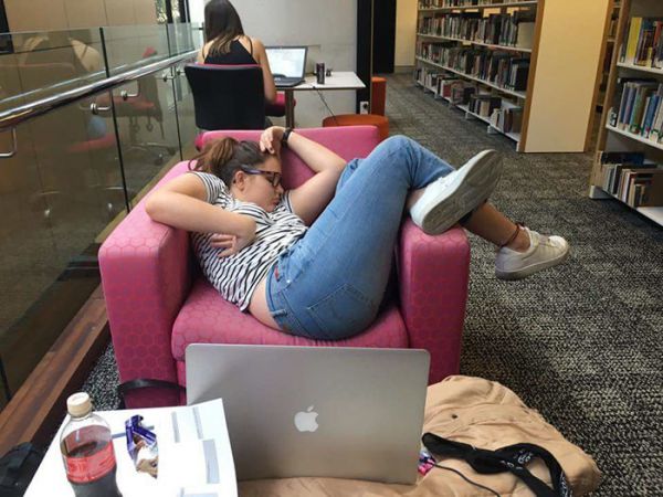 Вот что сделали с девушкой уснувшей в библиотеке